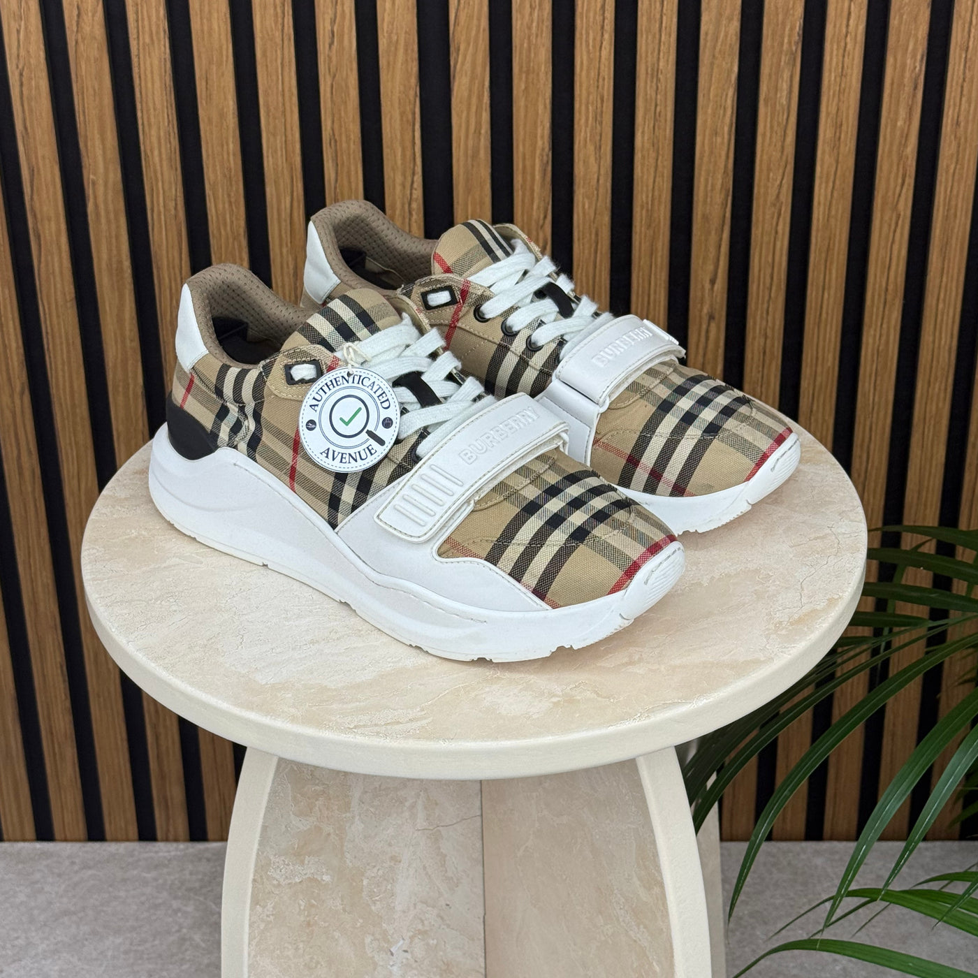 Burberry Ramsey | Size 9 | Pre-Owned