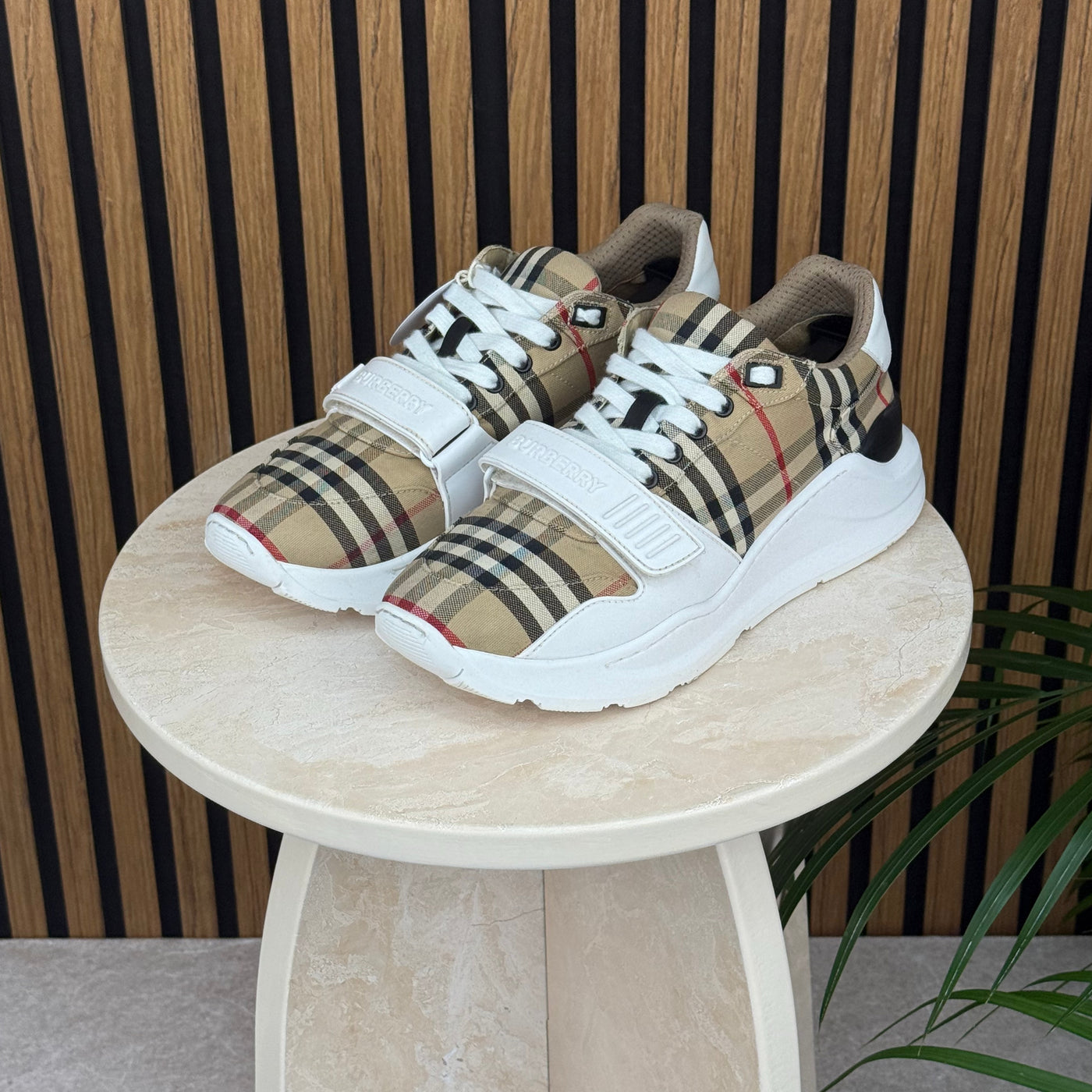 Burberry Ramsey | Size 9 | Pre-Owned