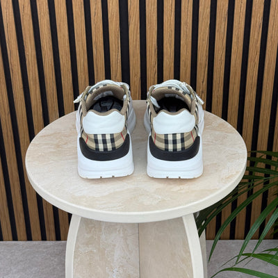 Burberry Ramsey | Size 9 | Pre-Owned