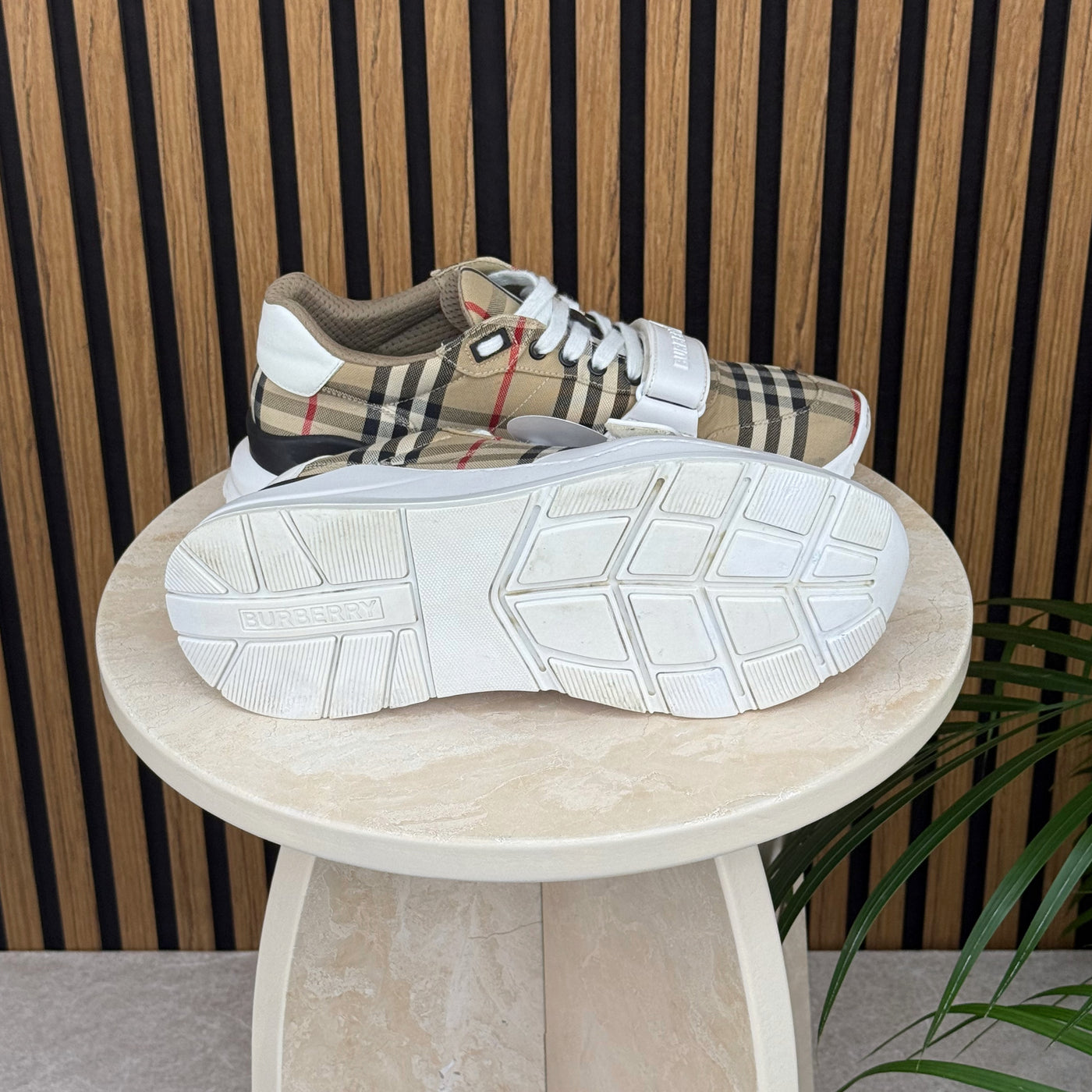 Burberry Ramsey | Size 9 | Pre-Owned