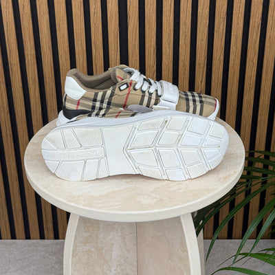 Burberry Ramsey | Size 9 | Pre-Owned