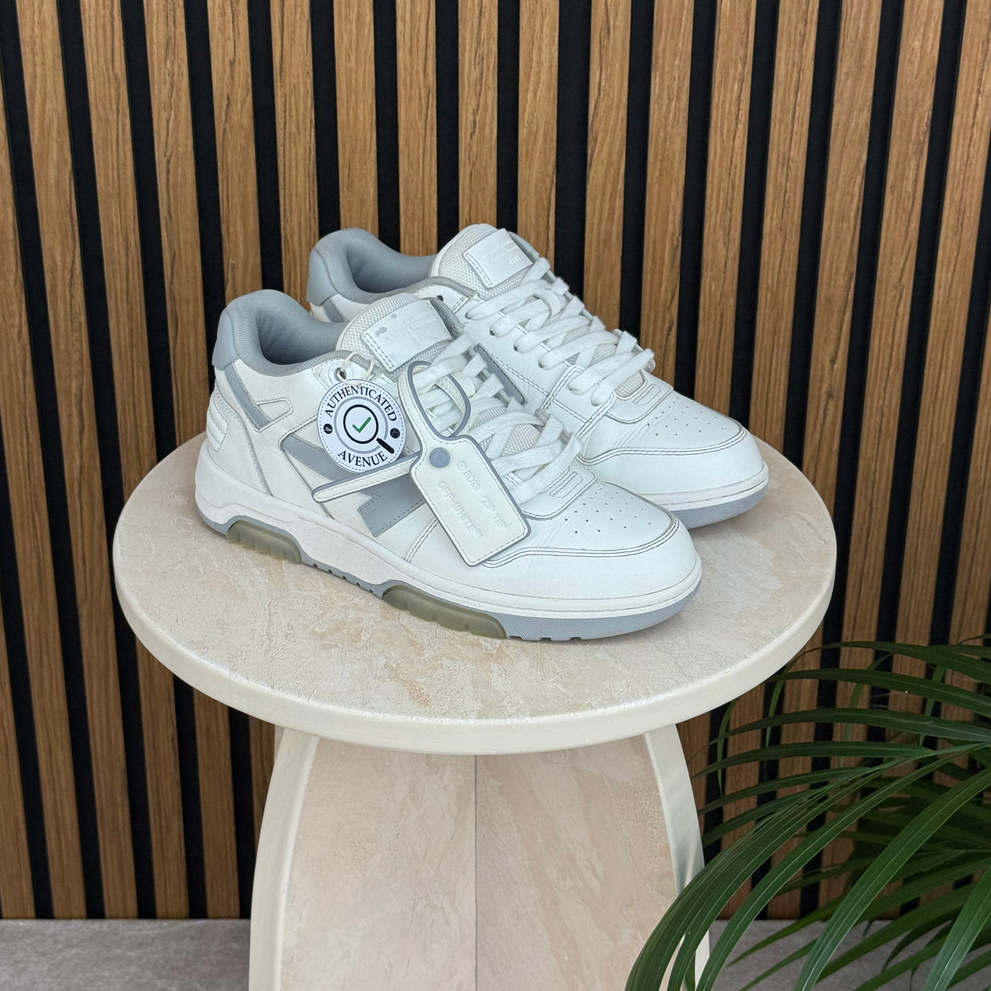 Off-White Out Of Office | Size 8 | Pre-Owned